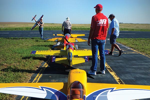 Aeromodelo acrobático em passagem baixa sobre a pista